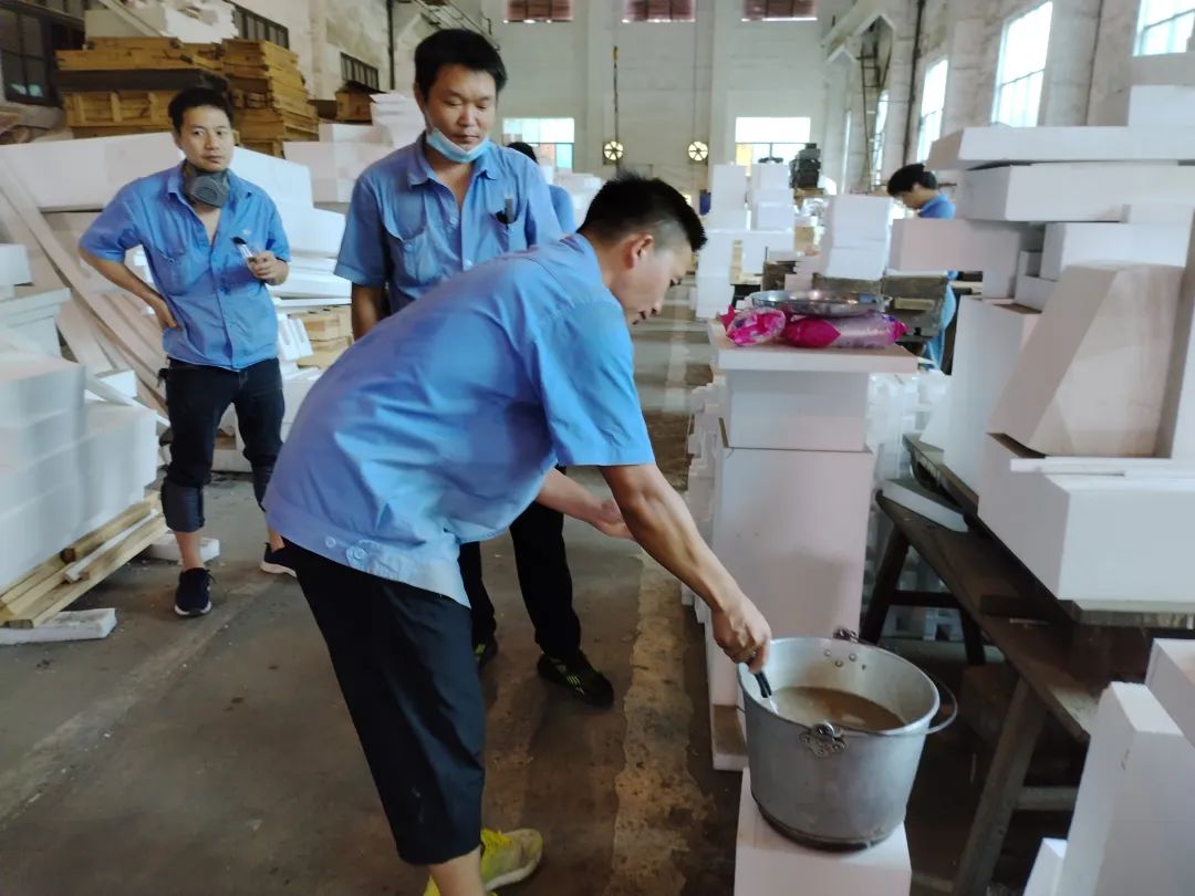 貴陽險(xiǎn)峰：防暑降溫綠豆湯 關(guān)愛職工送清涼